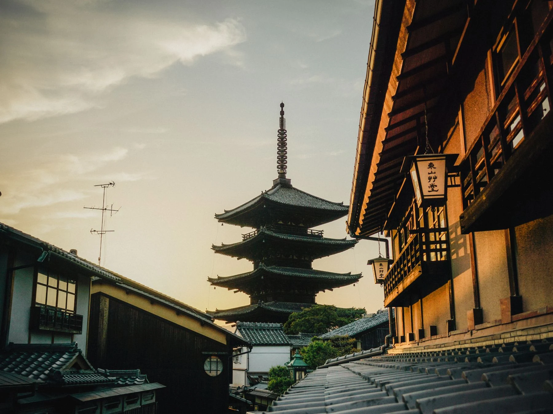 Ilustrasi suasana Kyoto, bukan penawaran nyata